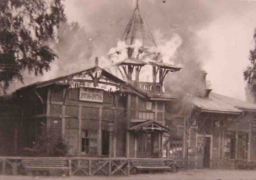 Пассажирское здание в огне, 1941 год (коллекция), станция Дретунь (линия Алеща-Полоцк), 18.09.1941.jpg