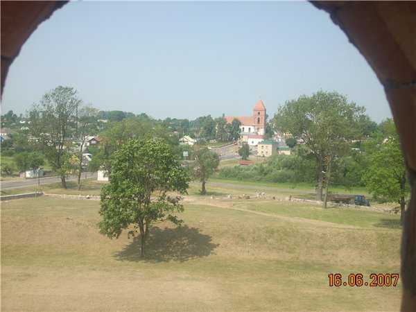 Вид из Мирского замка на костел Святого Николая.jpg
