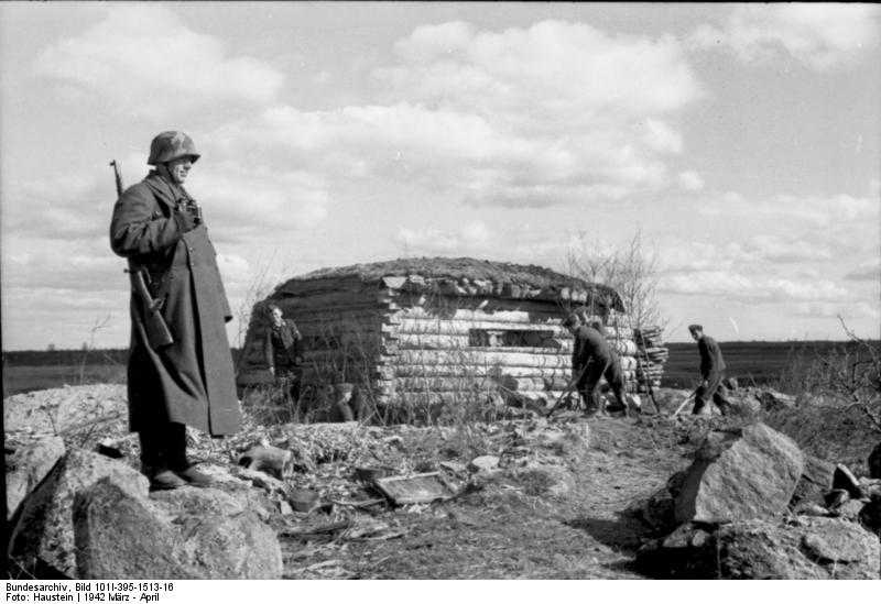 FileBundesarchiv Bild 101I-395-1513-16, Russland, Luftwaffensoldaten, Holzbunker.jpg.jpg