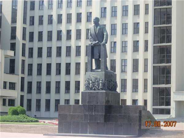 13 Площадь Независимости. Памятник Ленину.jpg