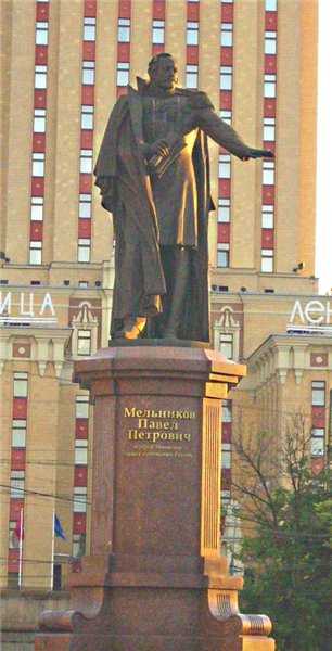 16. Памятник Мельникову.JPG