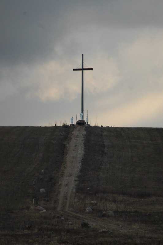 Слушать видишь там на горе возвышается крест. Крест на горе возвышается. Видишь там крест на горе. Видишь там на горе возвышается крест Бутусов. Крест на Холме в Первомайске.