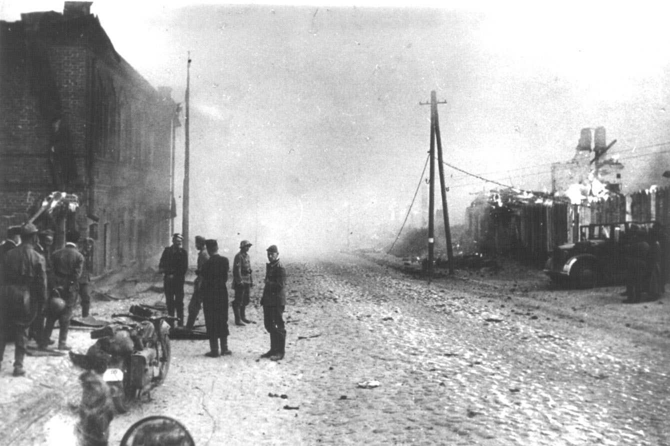 Фото 1. Немецкая пехота в Орше. Июль 1941 г. ул. Комсомольская..jpg