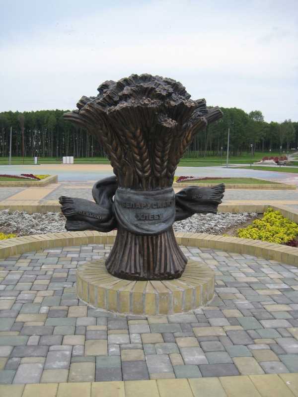 Памятник снопу белоруского хлеба-3.jpg