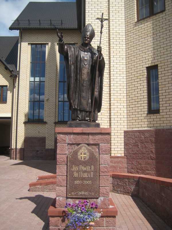 Памятник Иоанну Павлу II-2.JPG